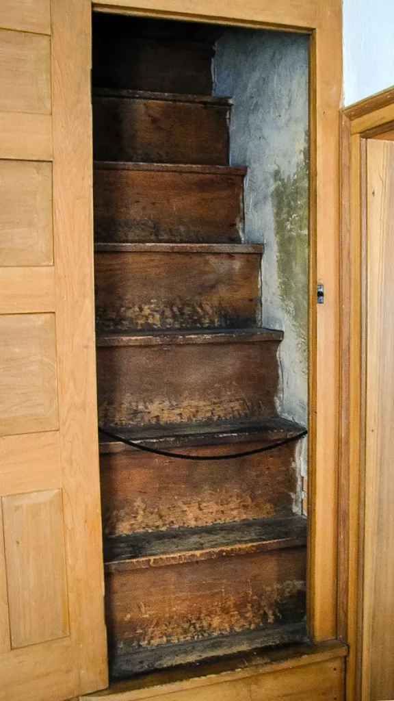 Hidden staircase