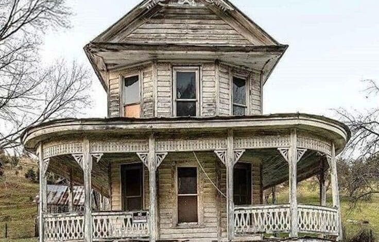 Timeless Images of Abandoned Tiny Villas Worldwide