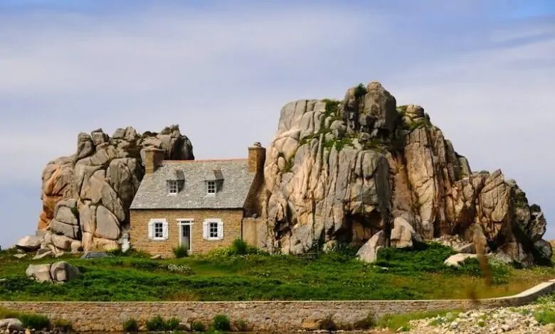 A Home Carved into the Rock: The Maison du Gouffre in Brittany